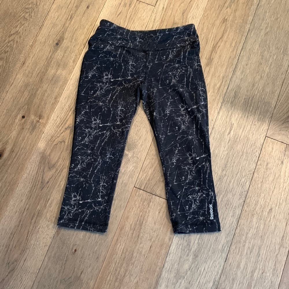 REEBOK | paint splatter design mid rise crop leggings, size medium